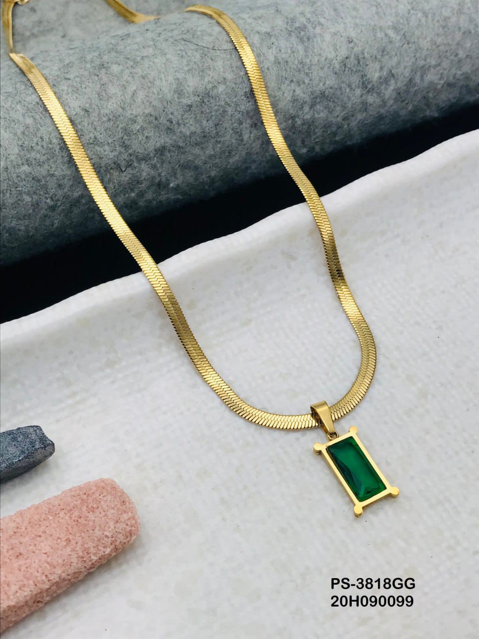 Emerald Charming Chain Pendant